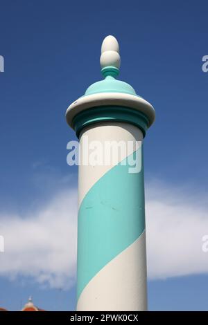 Poteau d'amarrage en bois bleu et blanc à Venise. Italie Banque D'Images