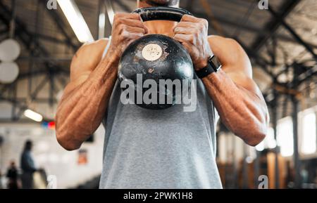 Vous ne regretterez jamais le travail que vous avez effectué. un homme utilisant une kettlebell pendant son entraînement Banque D'Images