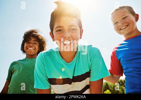 Mes bourgeons sont les meilleurs. Portrait d'un groupe d'enfants divers et heureux qui pendent ensemble lors d'une journée lumineuse à l'extérieur. Banque D'Images