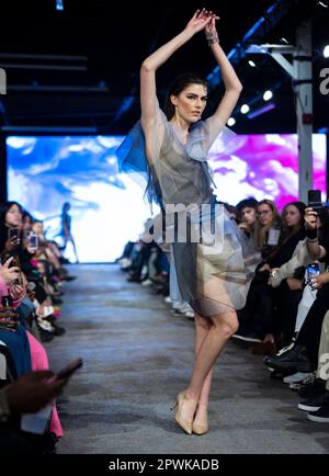 Toronto, Canada. 30th avril 2023. Un modèle présente une création à l'événement Fashion Art Toronto 2023 à Toronto, au Canada, en Ontario, 30 avril 2023. Au total, 50 designers ont présenté leurs créations lors de cette semaine de la mode multi-arts de 27-30 avril cette année. Credit: Zou Zheng/Xinhua/Alamy Live News Banque D'Images