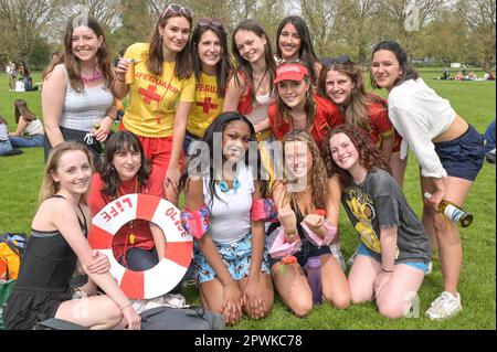 Jesus Green, Cambridge, le 30 avril 2023 - des hordes d'étudiants de l'Université de Cambridge ont afflué dans un parc le dimanche après-midi sous le soleil de la fête de la Banque pour la fête annuelle 'Caesarian Sunday'. Les étudiants de premier cycle des prestigieuses institutions bousculaient tout au long de l'après-midi en tenue de fantaisie prenant part à des jeux à boire sur Jesus Green. La tradition, également connue sous le nom de «dimanche C» attire des milliers d'étudiants juste avant qu'ils ne prennent part aux examens. La police était présente pour contrôler les universitaires. Avec quelques fêtards ayant besoin de l'aide des paramédics après divers incidents. Crédit : arrêter appuyez sur moi Banque D'Images