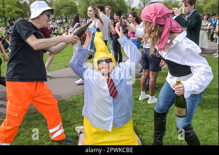 Jesus Green, Cambridge, le 30 avril 2023 des étudiants de l'Université de Cambridge, habillés en banane en pyjama, ont participé à un jeu à boire dimanche après-midi sous le soleil de la fête de la banque pour la soirée annuelle 'Caesarian Sunday'. Les étudiants de premier cycle de la prestigieuse institution bousculaient tout au long de l'après-midi en tenue de fantaisie prenant part à des jeux à boire sur Jesus Green. La tradition, également connue sous le nom de «dimanche C» attire des milliers d'étudiants juste avant qu'ils ne prennent part aux examens. La police était présente pour contrôler les universitaires. Crédit : arrêtez Press Media/Alamy Live News Banque D'Images