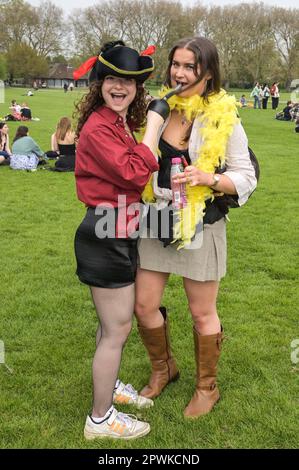 Jesus Green, Cambridge, le 30 avril 2023 - des hordes d'étudiants de l'Université de Cambridge ont afflué dans un parc le dimanche après-midi sous le soleil de la fête de la Banque pour la fête annuelle 'Caesarian Sunday'. Les étudiants de premier cycle des prestigieuses institutions bousculaient tout au long de l'après-midi en tenue de fantaisie prenant part à des jeux à boire sur Jesus Green. La tradition, également connue sous le nom de «dimanche C» attire des milliers d'étudiants juste avant qu'ils ne prennent part aux examens. La police était présente pour contrôler les universitaires. Avec quelques fêtards ayant besoin de l'aide des paramédics après divers incidents. Crédit : arrêter appuyez sur moi Banque D'Images