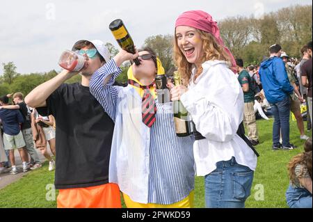 Jesus Green, Cambridge, le 30 avril 2023 des étudiants de l'Université de Cambridge, habillés en banane en pyjama, ont participé à un jeu à boire dimanche après-midi sous le soleil de la fête de la banque pour la soirée annuelle 'Caesarian Sunday'. Les étudiants de premier cycle de la prestigieuse institution bousculaient tout au long de l'après-midi en tenue de fantaisie prenant part à des jeux à boire sur Jesus Green. La tradition, également connue sous le nom de «dimanche C» attire des milliers d'étudiants juste avant qu'ils ne prennent part aux examens. La police était présente pour contrôler les universitaires. Crédit : arrêtez Press Media/Alamy Live News Banque D'Images