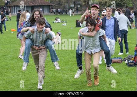 Jesus Green, Cambridge, le 30 avril 2023 - des hordes d'étudiants de l'Université de Cambridge ont afflué dans un parc le dimanche après-midi sous le soleil de la fête de la Banque pour la fête annuelle 'Caesarian Sunday'. Les étudiants de premier cycle des prestigieuses institutions bousculaient tout au long de l'après-midi en tenue de fantaisie prenant part à des jeux à boire sur Jesus Green. La tradition, également connue sous le nom de «dimanche C» attire des milliers d'étudiants juste avant qu'ils ne prennent part aux examens. La police était présente pour contrôler les universitaires. Avec quelques fêtards ayant besoin de l'aide des paramédics après divers incidents. Crédit : arrêter appuyez sur moi Banque D'Images