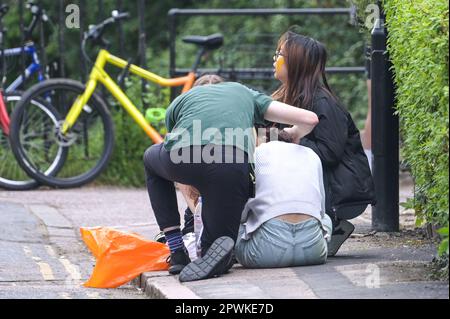 Jesus Green, Cambridge, le 30 avril 2023 - des hordes d'étudiants de l'Université de Cambridge ont afflué dans un parc le dimanche après-midi sous le soleil de la fête de la Banque pour la fête annuelle 'Caesarian Sunday'. Les étudiants de premier cycle des prestigieuses institutions bousculaient tout au long de l'après-midi en tenue de fantaisie prenant part à des jeux à boire sur Jesus Green. La tradition, également connue sous le nom de «dimanche C» attire des milliers d'étudiants juste avant qu'ils ne prennent part aux examens. La police était présente pour contrôler les universitaires. Avec quelques fêtards ayant besoin de l'aide des paramédics après divers incidents. Crédit : arrêter appuyez sur moi Banque D'Images