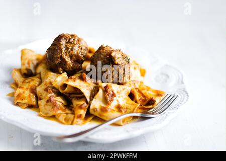 cuisine italienne rustique de confort traditionnel pappardelle dans la sauce bolognaise meatball Banque D'Images