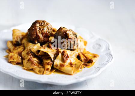 cuisine italienne rustique de confort traditionnel pappardelle dans la sauce bolognaise meatball Banque D'Images