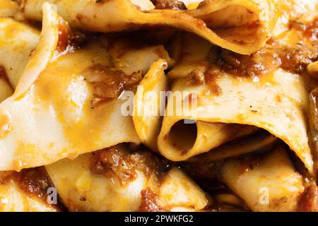 cuisine italienne rustique et traditionnelle de confort pappardelle en fond de sauce bolognèse Banque D'Images