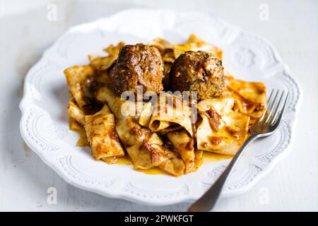 cuisine italienne rustique de confort traditionnel pappardelle dans la sauce bolognaise meatball Banque D'Images