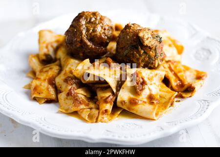 cuisine italienne rustique de confort traditionnel pappardelle dans la sauce bolognaise meatball Banque D'Images