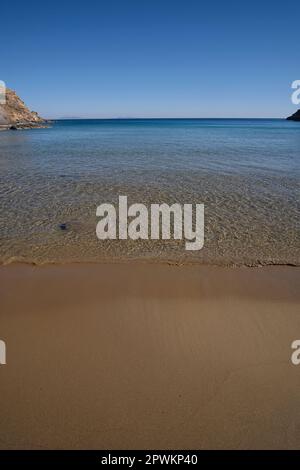 La superbe plage de sable turquoise de rêve de Kolitsani dans les Cyclades d'iOS Grèce Banque D'Images