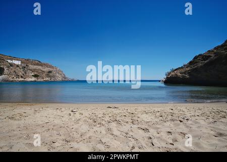 La superbe plage de sable turquoise de rêve de Kolitsani dans les Cyclades d'iOS Grèce Banque D'Images