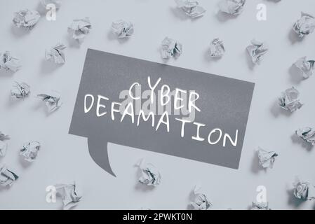 Signe d'écriture à la main Cyber Defamation, mot pour diffamation conduit par les médias numériques habituellement par Internet Banque D'Images