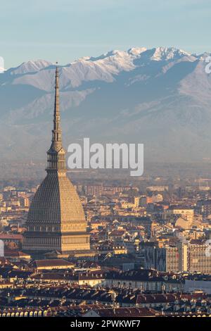 Turin, Italie - Circa novembre 2021: panorama avec les Alpes et Mole Antonelliana,.Horizon du symbole de la région Piémont de Monte dei Cappuccini - ca Banque D'Images