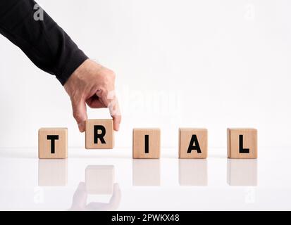 Faire un nouveau départ dans la vie, les affaires, l'éducation ou le concept de carrière. La main masculine arrange le mot essai sur des cubes en bois. Banque D'Images