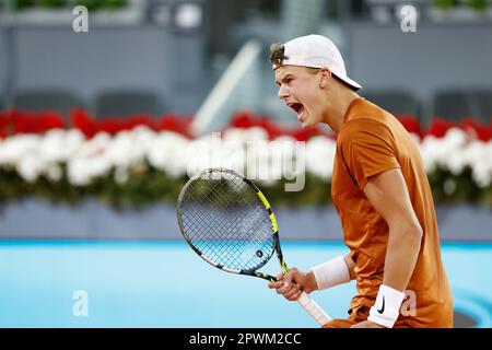 Holger Rune du Danemark en action contre Alejandro Davidovich de l'Espagne lors de l'ouverture de Mutua Madrid 2023, Masters 1000 tournoi de tennis sur 30 avril 2023 à Caja Magica à Madrid, Espagne - photo: Oscar J Barroso/DPPI/LiveMedia Banque D'Images