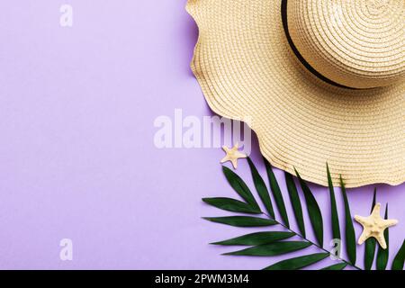 Vacances d'été. Concept d'été avec chapeau de paille et feuille tropicale. Flat lay, vue de dessus, espace de copie. Banque D'Images