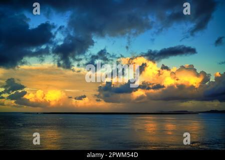 Lever de soleil sur Bonaire dans les Caraïbes avec de lourds nuages Banque D'Images