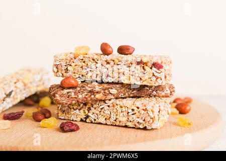 Diverses barres de céréales sur fond de table. Barres de céréales granola. Barres de petit déjeuner superfood avec avoine, noix et baies, gros plan. Concept de super-alimentation. Banque D'Images