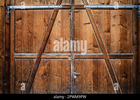 Ancienne porte en bois de grange isolée sur fond vide. Porte rustique texturée Banque D'Images