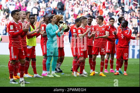 Munich, Allemagne. 30th avril 2023. Football: Bundesliga, Bayern Munich - Hertha BSC, match 30 à Allianz Arena. Les joueurs de Munich se réunissent après le match. Crédit : Sven Hoppe/dpa - REMARQUE IMPORTANTE : Conformément aux exigences de la DFL Deutsche Fußball Liga et de la DFB Deutscher Fußball-Bund, il est interdit d'utiliser ou d'avoir utilisé des photos prises dans le stade et/ou du match sous forme de séquences et/ou de séries de photos de type vidéo./dpa/Alay Live News Banque D'Images