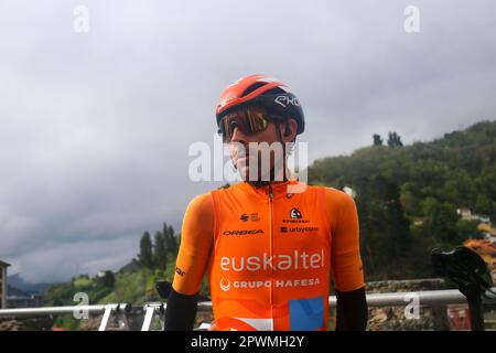 Cangas del Narcea, Espagne. 30th avril 2023. Le cavalier d'Euskaltel - Euskadi, Mikel Bizkarra pendant la phase 3rd de Vuelta a Asturias 2023 entre Cangas del Narcea et Oviedo, sur 30 avril 2023, à Cangas del Narcea, Espagne . (Photo d'Alberto Brevers/Pacific Press) crédit: Pacific Press Media production Corp./Alamy Live News Banque D'Images