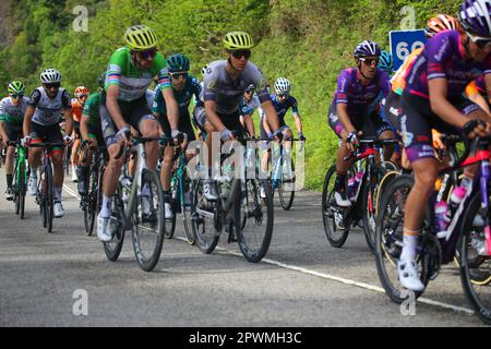 La Floride, Espagne. 30th avril 2023. Cavaliers dans le peloton pendant la phase 3rd de la Vuelta a Asturies 2023 entre Cangas del Narcea et Oviedo, sur 30 avril 2023, à la Floride, Espagne. (Photo d'Alberto Brevers/Pacific Press) crédit: Pacific Press Media production Corp./Alamy Live News Banque D'Images