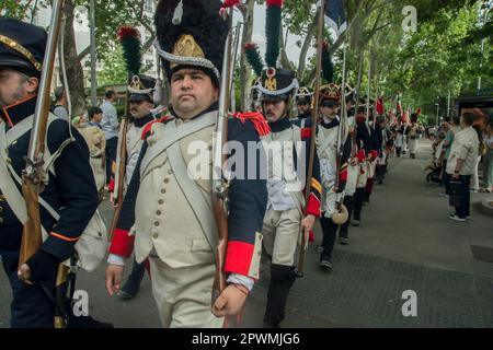 Le soulèvement de 2 mai 1808 est le nom par lequel les événements qui se sont produits à Madrid, Espagne contre l'invasion française de l'Espagne sont connus. Après la répression de la protestation par les forces napoléoniennes présentes à Madrid, l'insurrection dans toute l'Espagne, qui conduirait à la guerre de l'indépendance espagnole. Plus de 300 personnes, chevaux et canons ont participé à cette représentation historique, y compris un défilé dans la ville historique de Madrid, Paseo del Prado, Alcala, Puerta del sol, Maire, Postas, Plaza Mayor, Ciudad Rodrigo, Plazuela de Santiago et Requena commémorant le soulèvement de 2 mai dans la Pla Banque D'Images