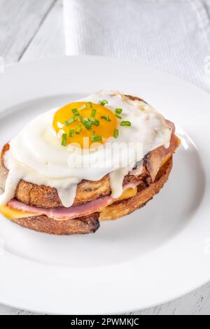 Croque madame sandwich chaud fait avec du jambon, des oeufs et du fromage Banque D'Images