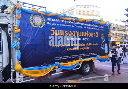 Fête du travail ou fête du travail ou fête du mai, 1 mai 2023, Bangkok, Thaïlande. Cette fête est célébrée chaque année en Thaïlande comme la Journée nationale du travail et est un jour férié. Un camion a une grande bannière pour annoncer "le Congrès du travail de la protection des consommateurs et des travailleurs LCCWP". Banque D'Images