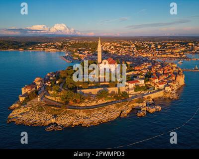 Belle ville de Coratian Rovinj au lever du soleil, photo aérienne. Banque D'Images