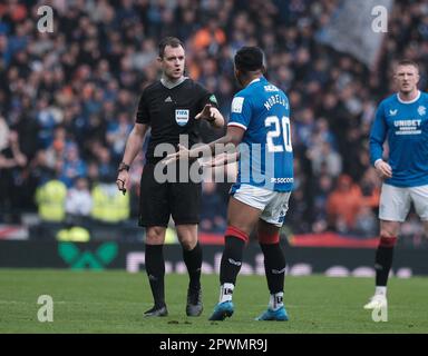 Glasgow, Royaume-Uni. 30th avril 2023. Parc Hampden Parc Hampden GLASGOW, ÉCOSSE - AVRIL 30: Quatrième officiel Don Robertson a pris en charge le jeu après que l'arbitre original William Collum a été blessé dans l'échauffement pendant le match semi-final de coupe écossaise entre les Rangers et le Celtic à Hampden Park sur 30 avril 2023 à Glasgow, en Écosse. (Photo par Alex Todd/SPP) (Alex Todd/SPP) crédit: SPP Sport Press photo. /Alamy Live News Banque D'Images