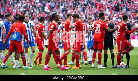 Munich, Allemagne. 30th avril 2023. Football: Bundesliga, Bayern Munich - Hertha BSC, Matchday 30 à l'Allianz Arena. Les joueurs de Munich et Berlin se réunissent après le match. Crédit : Sven Hoppe/dpa - REMARQUE IMPORTANTE : Conformément aux exigences de la DFL Deutsche Fußball Liga et de la DFB Deutscher Fußball-Bund, il est interdit d'utiliser ou d'avoir utilisé des photos prises dans le stade et/ou du match sous forme de séquences et/ou de séries de photos de type vidéo./dpa/Alay Live News Banque D'Images