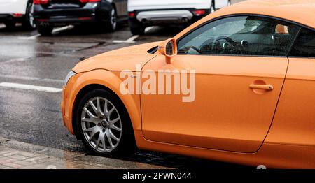 Minsk, Bélarus, avril 2023 - Audi TT Superfast parking de voitures de sport en ville. voiture élégante Banque D'Images