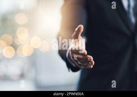 Bienvenue dans l'équipe. un jeune homme d'affaires méconnaissable qui se tient debout dans son bureau moderne Banque D'Images