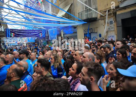 30 avril 2023, Naples, Campanie/Naples, Italie: Naples, Italie - 30 avril 2023 : Dans le match de football entre Napoli et Salernitana, de la Serie italienne A football Championship, le résultat final de 1 - 1, permet à Napoli de gagner un autre point dans le classement général et d'être à une distance du Latium, deuxième dans le classement par 18 points. Avec la chance de gagner mathématiquement après 33 ans son troisième titre du championnat de football italien quelques jours à partir de la fin Fans célébrés dans le quartier historique de Forcella et dans le reste de la ville.fans suivent le match de football à la télévision pendant Banque D'Images