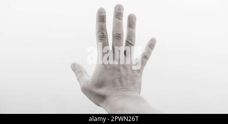 une main d'homme montrant cinq doigts dans le brouillard. concept mystique Banque D'Images
