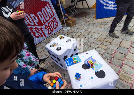 Logo SopronFest 2023 formé avec le cube de 625 Rubik à Sopron Fest 2023, Sopron, Hongrie Banque D'Images