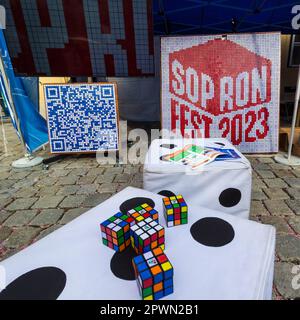Logo SopronFest 2023 formé avec le cube de 625 Rubik à Sopron Fest 2023, Sopron, Hongrie Banque D'Images