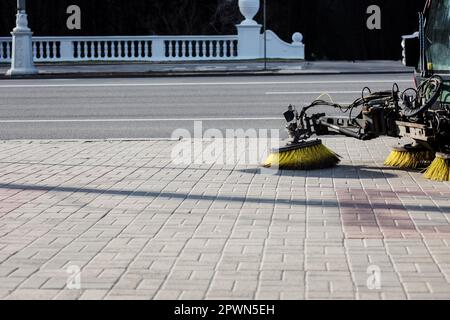 Balais de machine de nettoyage de rue sur la rue. Véhicule qui balaie les rues de terre. Banque D'Images