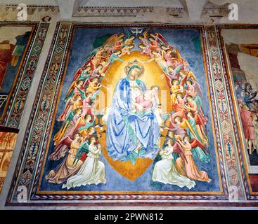 San Gimignano. Toscane. Italie. Fresques dans l'église de San Lorenzo à Ponte. Madonna col Bambino dans gloria (Madonna avec l'enfant dans la gloire) par Simone M. Banque D'Images