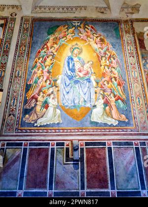 San Gimignano. Toscane. Italie. Fresques dans l'église de San Lorenzo à Ponte. Madonna col Bambino dans gloria (Madonna avec l'enfant dans la gloire) par Simone M. Banque D'Images