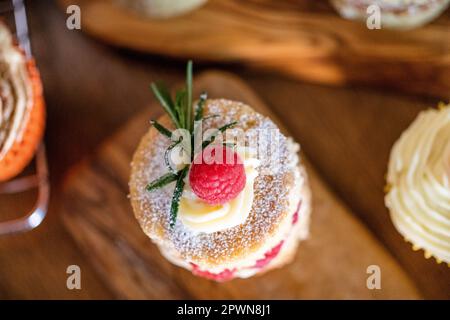 Magnifiques mini éponges Victoria c'est des framboises de fruits frais fraises remplies de crème au beurre et de fruits Banque D'Images