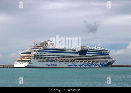 Bateau de croisière Aida Diva amarré à la Barbade Banque D'Images