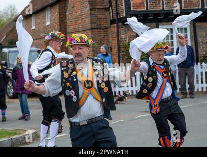 Aldbury village, Royaume-Uni 1st mai 2023. Une tradition de Mayday.Aldbury village morris hommes dansent une danse traditionnelle de mouchoir à l'aube pour accueillir Mayday. Sue Thatcher/Alay Live News Banque D'Images