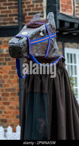 Aldbury village, Royaume-Uni 1st mai 2023. Morris Dancers traditionnel cheval de passe-temps avec une fente de pièce dans son nez de collecte de dons. Sue Thatcher/Alay Live News Banque D'Images