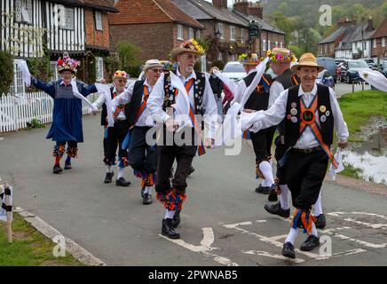 Aldbury village, Royaume-Uni 1st mai 2023. Une tradition de Mayday.Aldbury village les hommes morris dansent à l'aube pour accueillir Mayday. Sue Thatcher/Alay Live News Banque D'Images