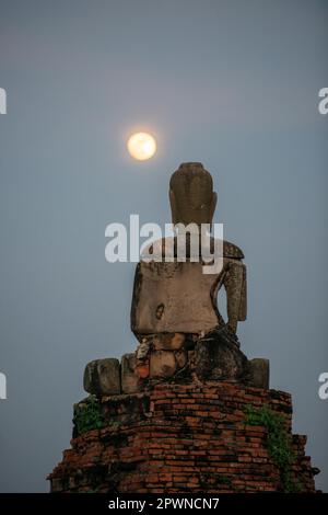 A Stupa au Wat Chai Watthanaram par pleine lune dans la ville Ayutthaya dans la province d'Ayutthaya en Thaïlande, Ayutthaya, novembre 2022 Banque D'Images