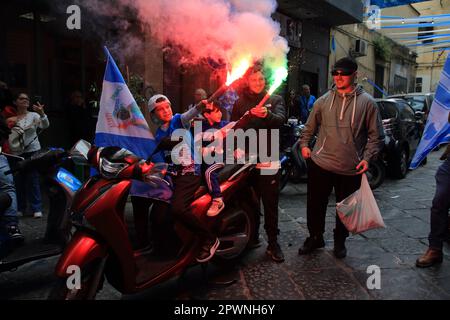 Naples, Italie - 30 avril 2023 : Dans le match de football entre Napoli et Salernitana, de la Serie italienne A football Championship, le résultat final de 1 - 1, permet à Napoli de gagner un autre point dans le classement général et d'être à une distance du Latium, deuxième dans le classement par 18 points. Avec la chance de gagner mathématiquement après 33 ans son troisième titre du championnat de football italien quelques jours à partir de la fin Les fans ont célébré dans le quartier historique de Forcella et dans le reste de la ville. (Photo de Pasquale Senatore/Pacific Press) Banque D'Images